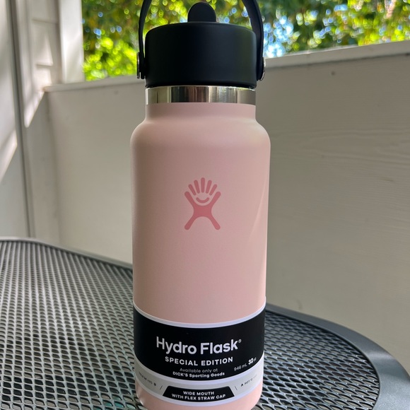 Limited Edition Hydro Flask 32 oz Bottle in Dogwood Strawberry Milk light pink - Picture 8 of 10